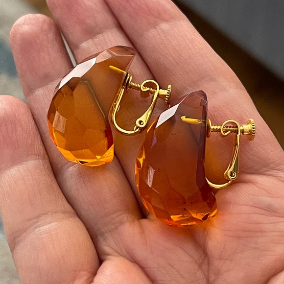 Faceted honey amber lucite gold tone clip on earrings - Picture 3 of 10